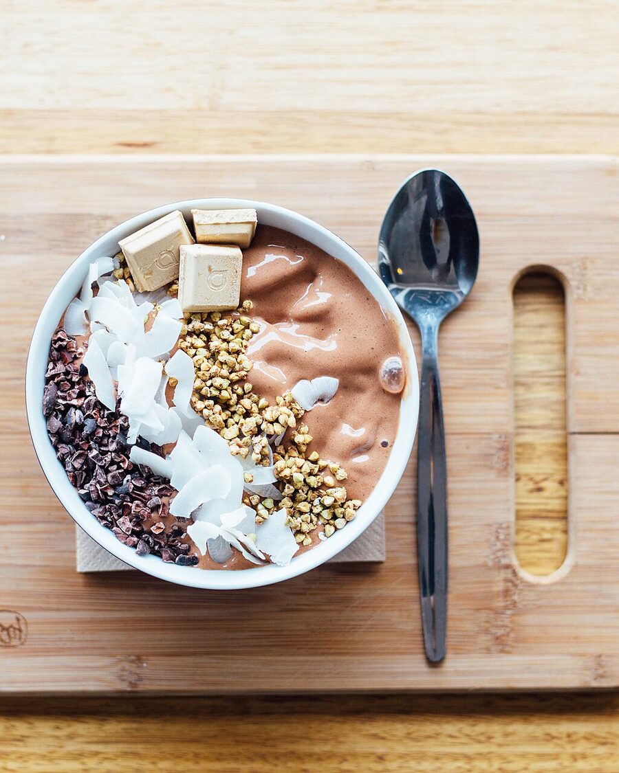 Smoothie bowl dengan granola dan buah segar